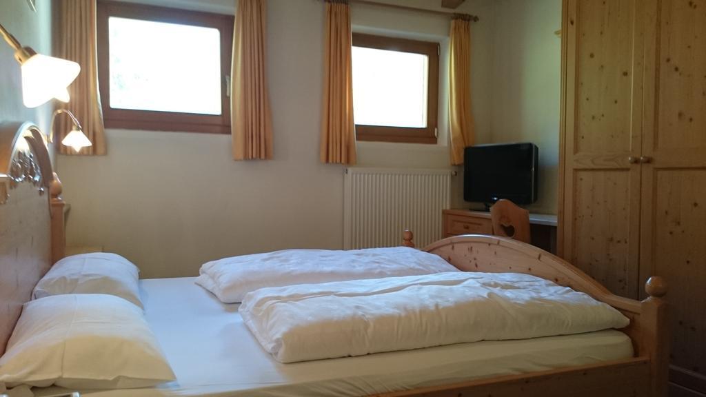 Hotel Jú Furcia San Vigilio Di Marebbe Habitación foto